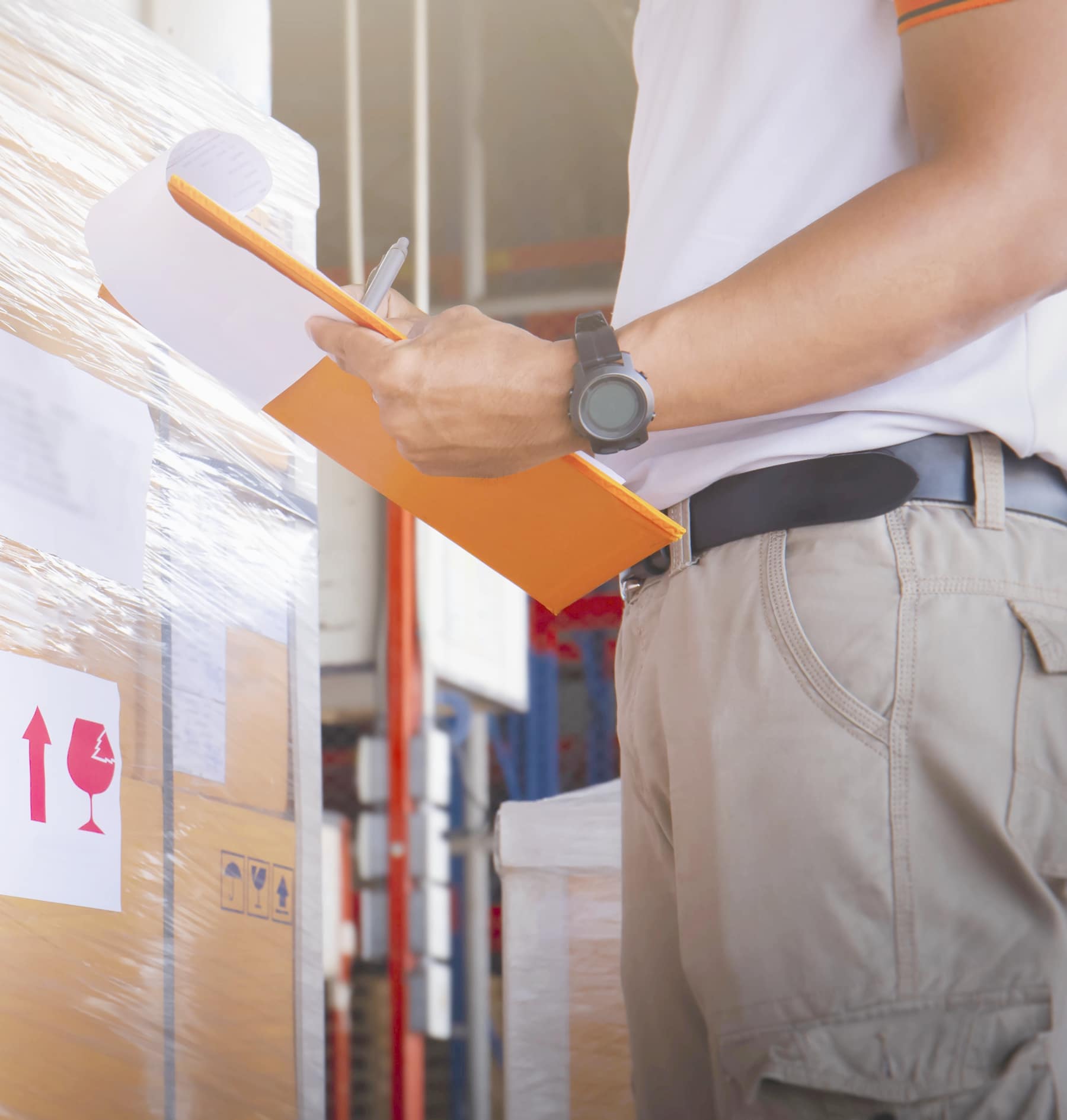 Besku-Logistics-logistiikan-henkilostovuokraus-tyovoima-vuokraus-uusimaa-paakaupunkiseutu-Helsinki-Vantaa-Espoo-varastotyot-keraily-pakkaus-hyllytys-vuokratyontekija Nuori nainen nostaa trukilla paketteja hyllyyn logistiikan varastohallissa.
